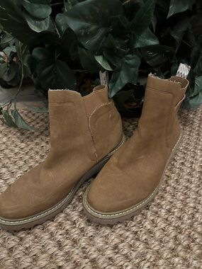 Nicole Miller Men's Chukka Boots in Tan Suede